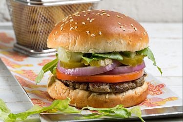 המבורגר בקר בלחמנייה עם ירקות של מושיק רוט צילום וסטיילינג: בועז לביא