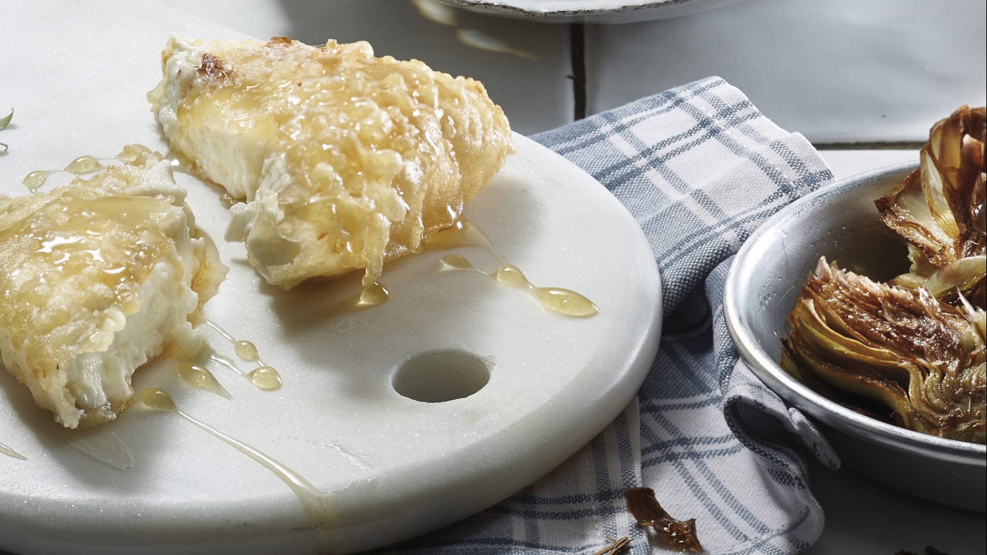 גבינת פטה בבצק בירה ודבש של שף קובי בכר. צילום: אנטולי מיכאלו. סטיילינג : דלית רוסו
