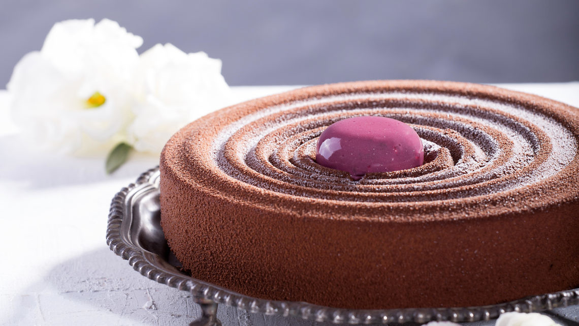 עוגת מוס שוקולד מריר במגוון מילויים של שף עופר גל. צילום: שרית גופן. סטיילינג: אינה גוטמן