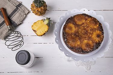 עוגת אננס הפוכה של שפית־קונדיטורית דורית ברנד וטליה רסנר.צילום: שרית גופן. סטיילינג: ענת לבל
