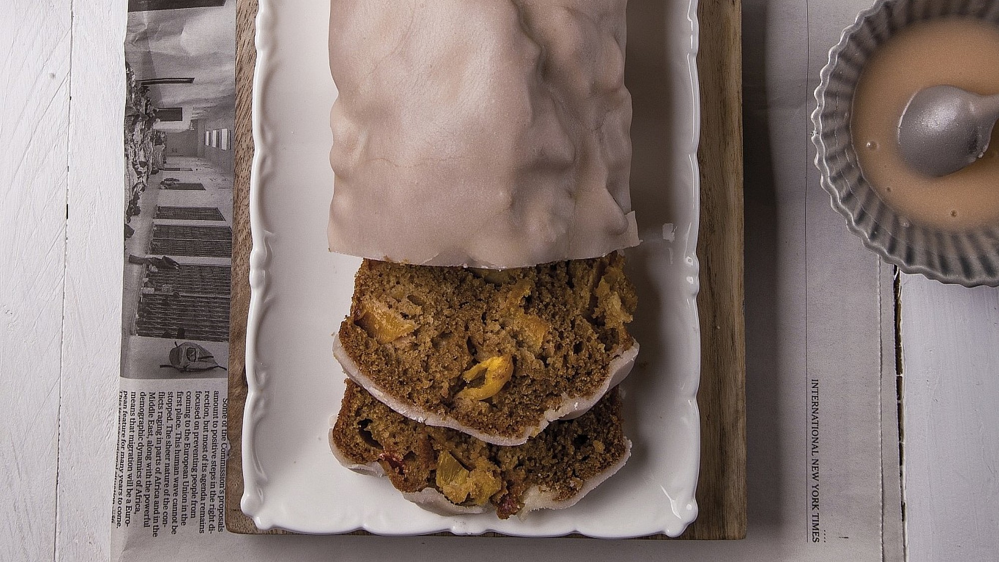 עוגת נקטרינות בחושה של שפית־קונדיטורית דורית ברנד וטליה רסנר.צילום: שרית גופן. סטיילינג: ענת לבל