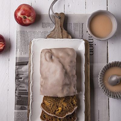 עוגת נקטרינות בחושה של שפית־קונדיטורית דורית ברנד וטליה רסנר.צילום: שרית גופן. סטיילינג: ענת לבל