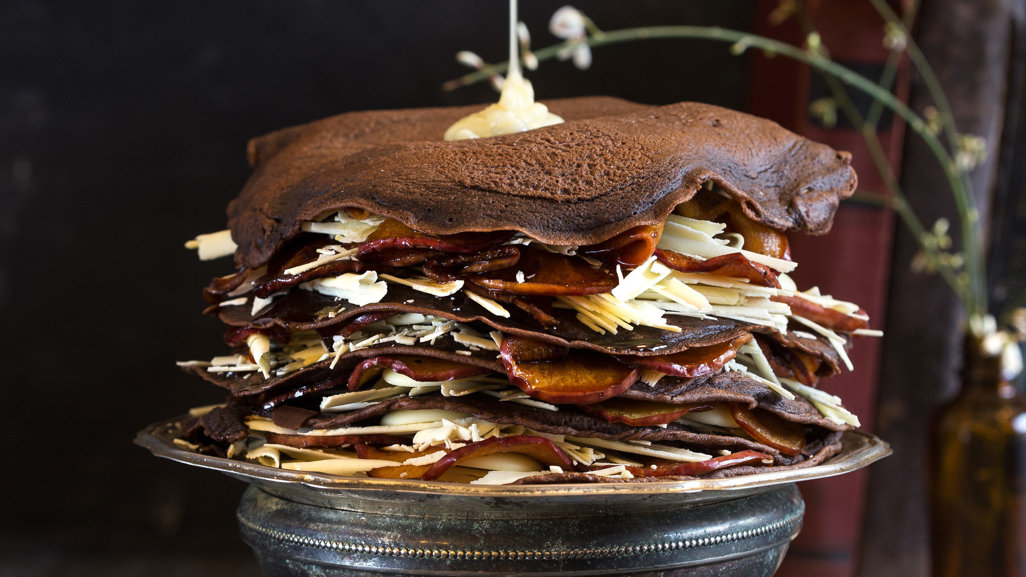 פנקייק שוקולד עם תפוחים מקורמלים של השוקולטיירית קרינה. צילום: שרית גופן. סטיילינג: אינה גוטמן