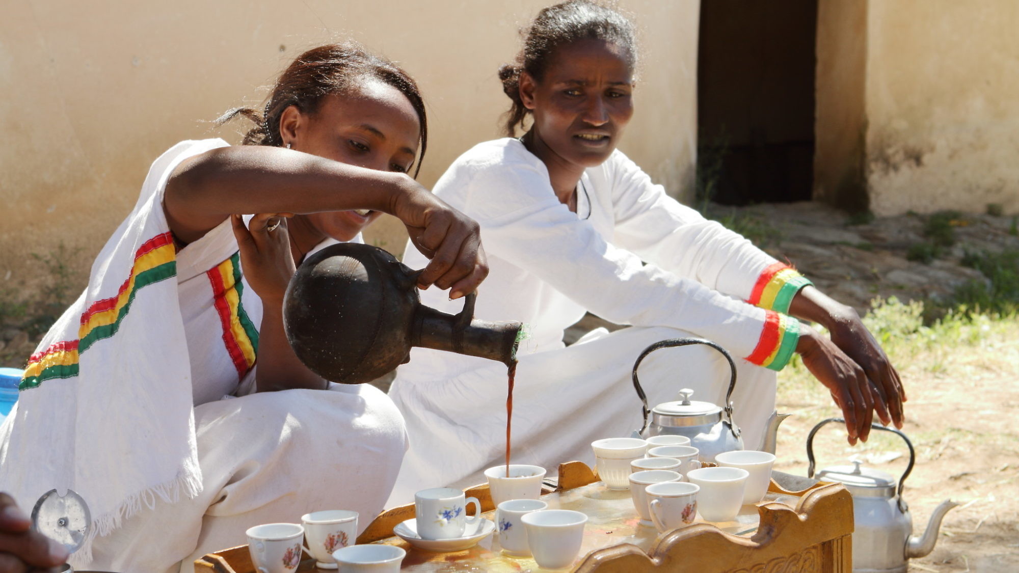 מוכרות קפה באתיופיה מוזגות. צילום: shutterstock