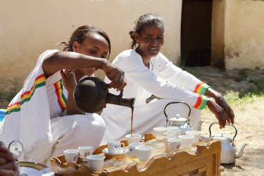 מוכרות קפה באתיופיה מוזגות. צילום: shutterstock