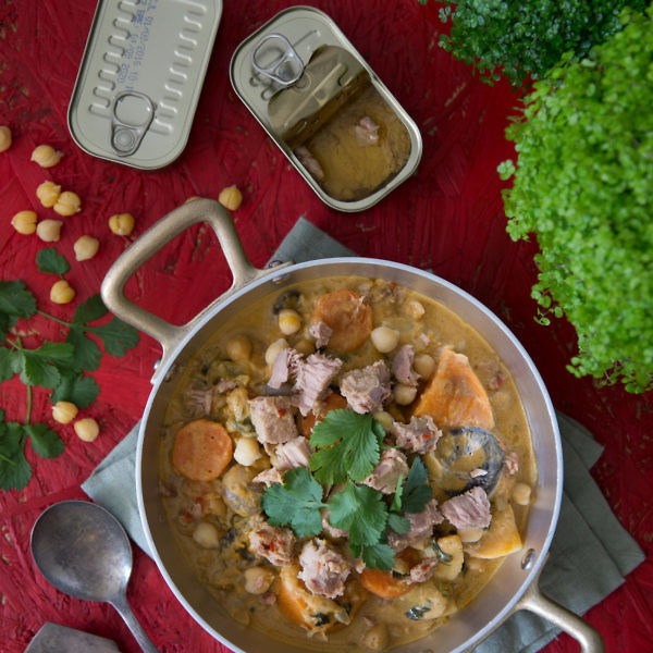 תבשיל קארי תאילנדי עם ירקות, טונה וקרם קוקוס של שפית פרידה רז. צילום וסטיילינג: טל סיון-צפורין