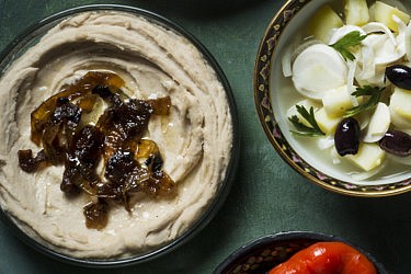 סלט "חומוס" שעועית רומני של אורית מושקוביץ ממסעדת מיטש (משמאל). צילום: בן יוסטר, סטיילינג: דלית רוסו