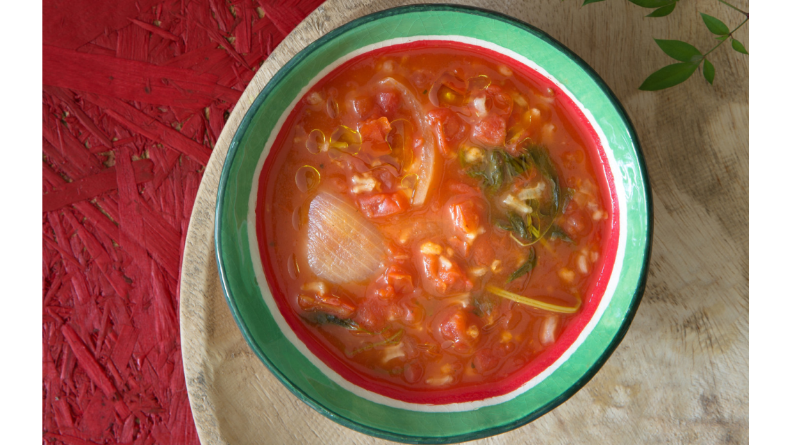 מרק עגבניות מרוסקות עם קוואקר, אורז ועשבי תיבול של שפית פרידה רז. צילום וסטיילינג: טל סיון-צפורין