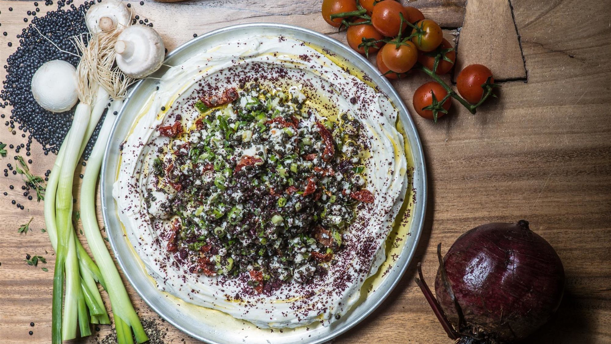 סלט עדשים שחורות ופירורי פטה כבשים של שף אבי כהן. צילום וסטיילינג: רותם גולן