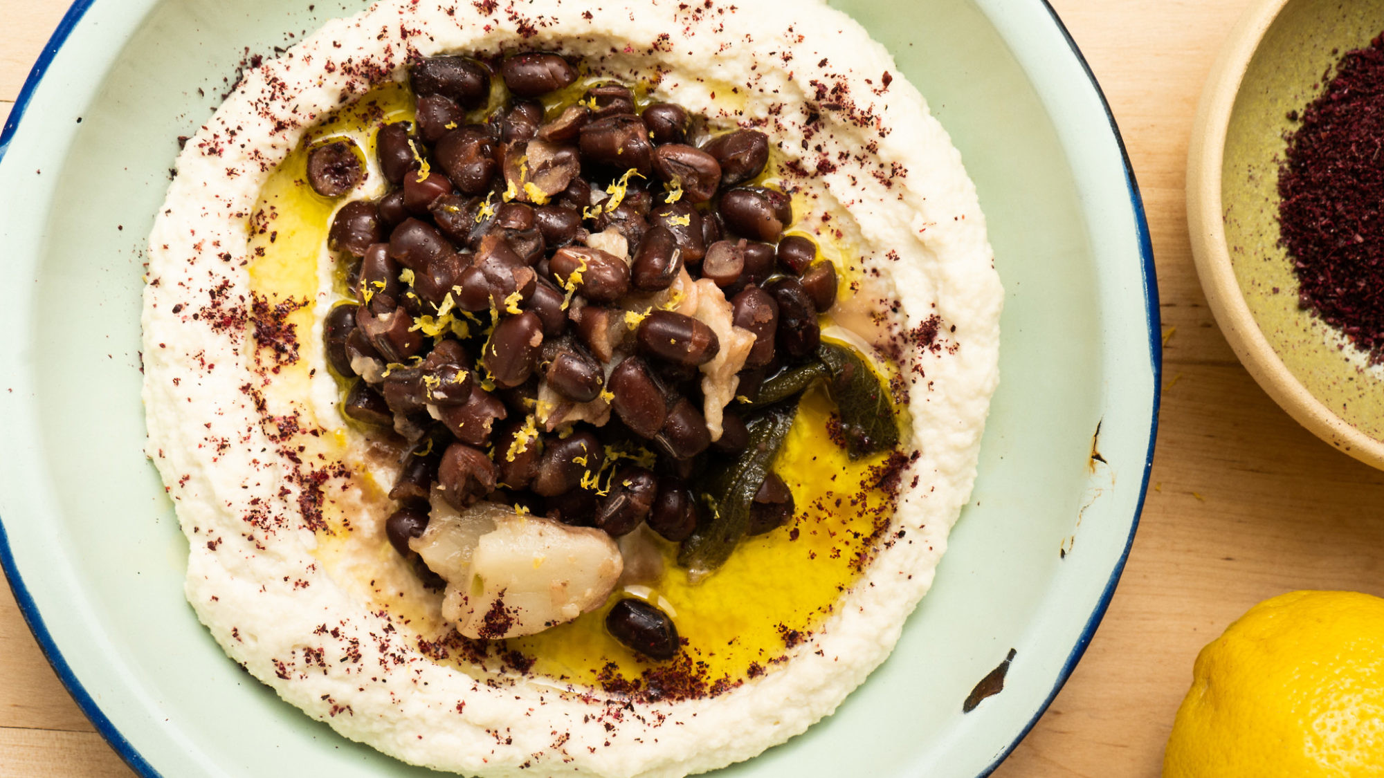מסאבחה שעועית אזוקי על קרם שקדים של אורי שביט. צילום: אורי שביט