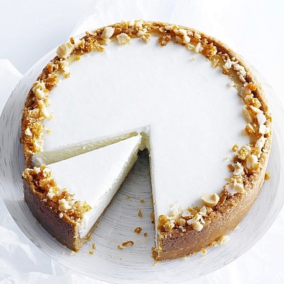 עוגת גבינה עם אגוזי לוז. צילום: רונן מנגן, סגנון: דלית רוסו