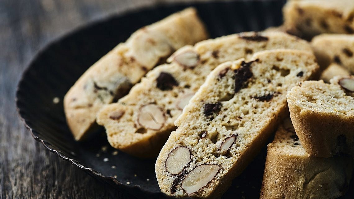 עוגיות ביסקוטי שוקולד ושקדים של שף קונדיטור רביבה אפל. צילום: אמיר מנחם, סטיילינג: ענת לבל