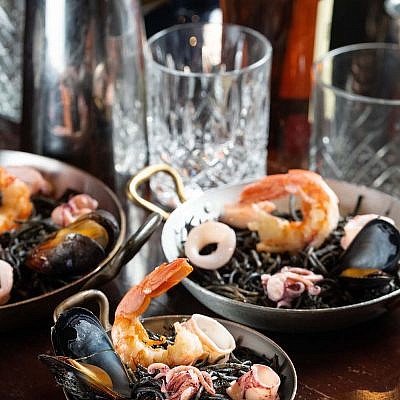 טאפה של פידואה שחורה עם פירות ים של השף ויקטור גלוגר. צילום: נמרוד סונדרס