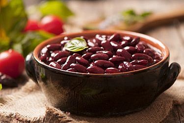 שעועית מבושלת בסיר לחץ של פאולין שובל. צילום: shutterstock