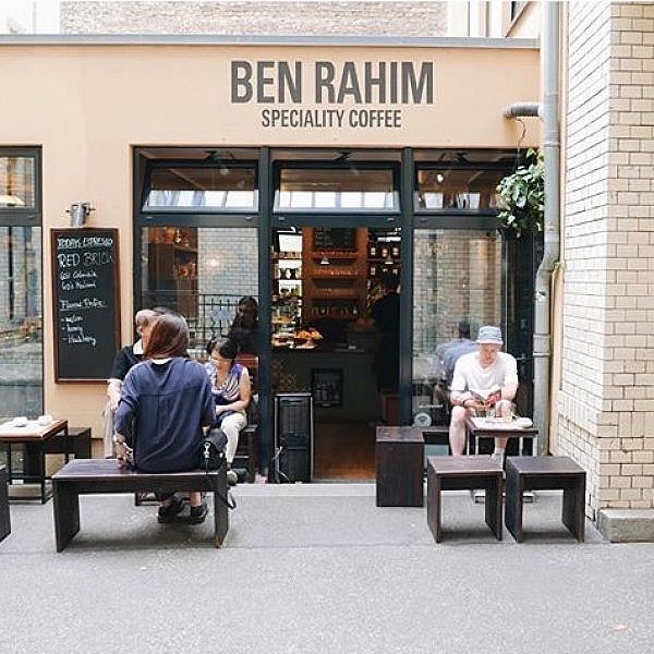 קטן ואינטימי בית הקפה Ben Rahim. צילום: Humbero Ribs