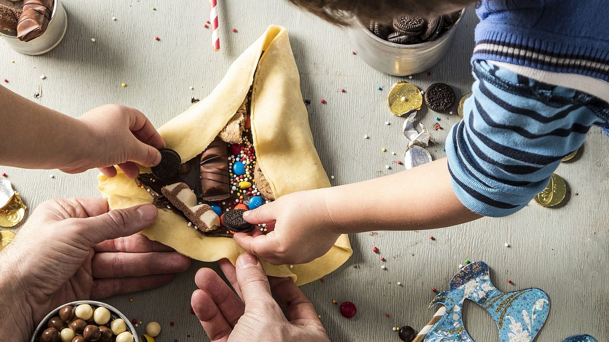 אוזן המן ענקית עם ממתקים לילדים של תום פרנץ. צילום וסטיילינג: אפיק גבאי