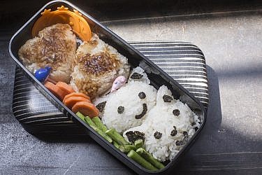 כדורי אורז קלויים בסגנון יפני של גליה דור. צילום: רמי זרנגר