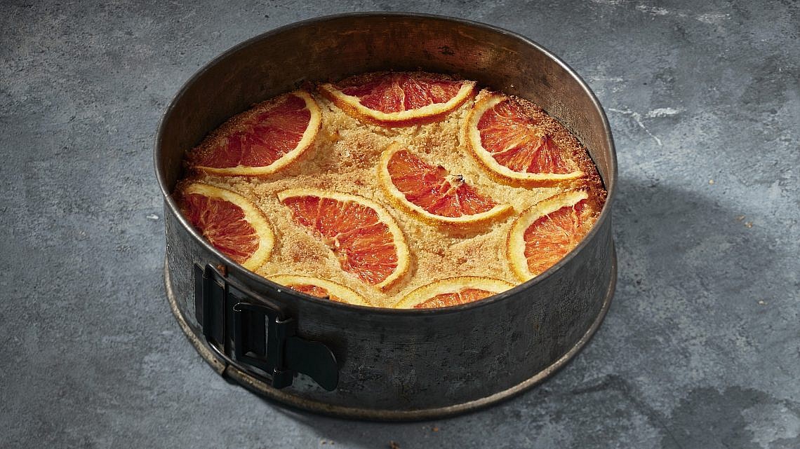 עוגת סולת, קוקוס ותפוזים של שף-קונדיטורית נעמה שטייר. צילום: אנטולי מיכאלו. סטיילינג: ענת לבל