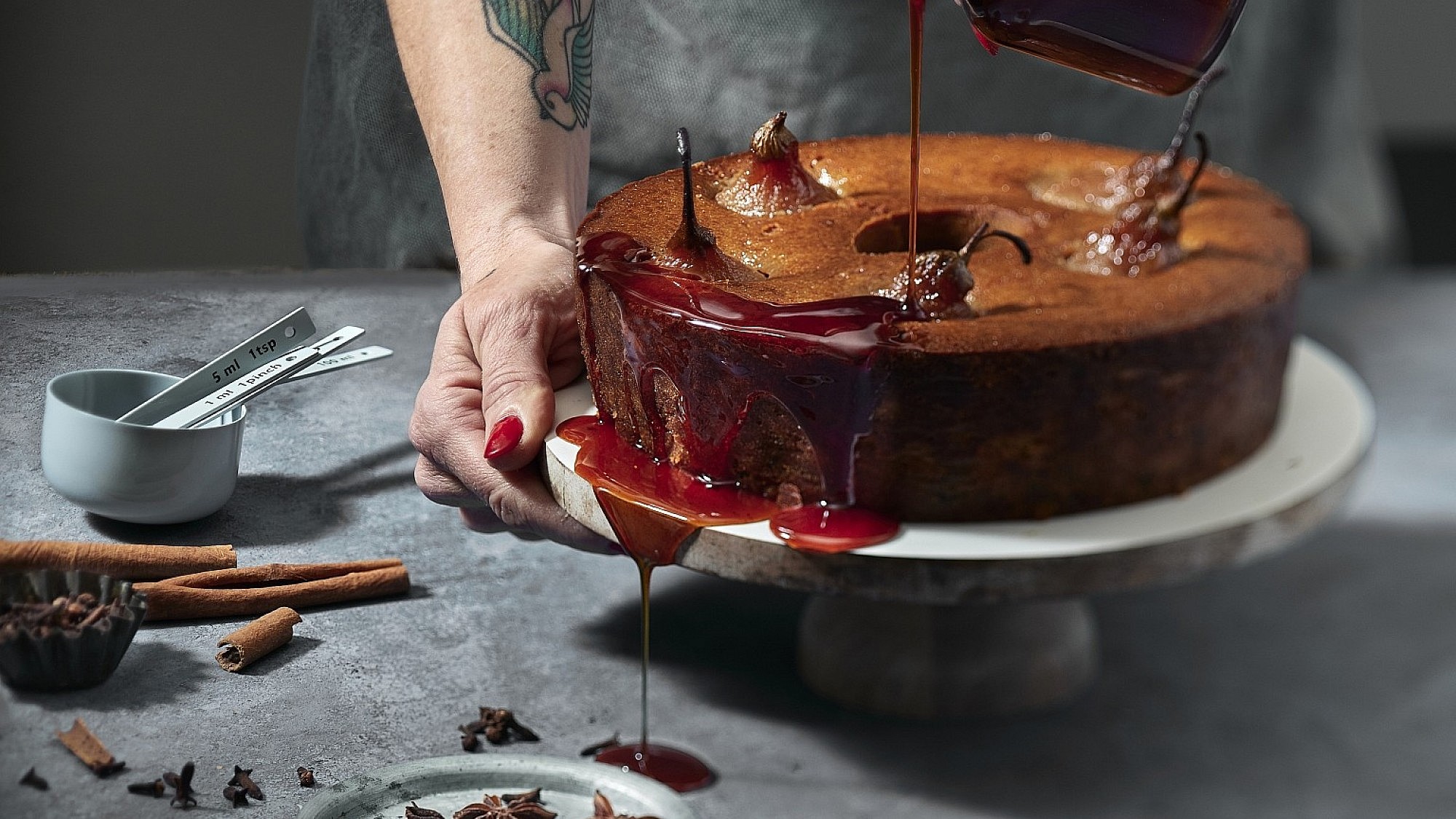 עוגת תמרים, אגסים ותבלינים טבעונית של שף-קונדיטורית נעמה שטייר. צילום: אנטולי מיכאלו. סטיילינג: ענת לבל