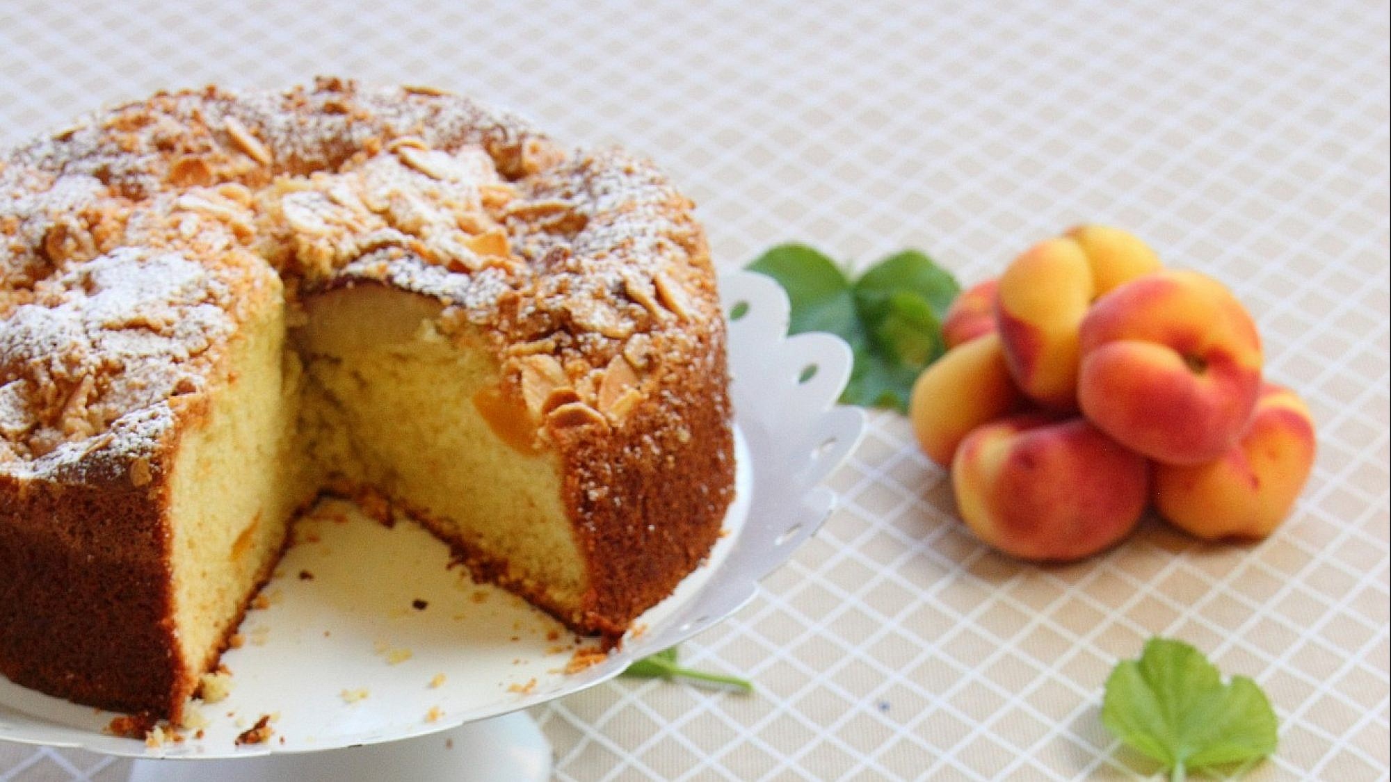 עוגה בחושה אפרסקים, ריקוטה ושמנת של מאיה רביבו. צילום: אבי מזרחי