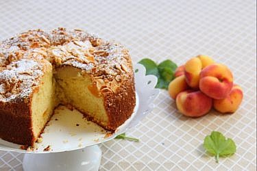 עוגה בחושה אפרסקים, ריקוטה ושמנת של מאיה רביבו. צילום: אבי מזרחי