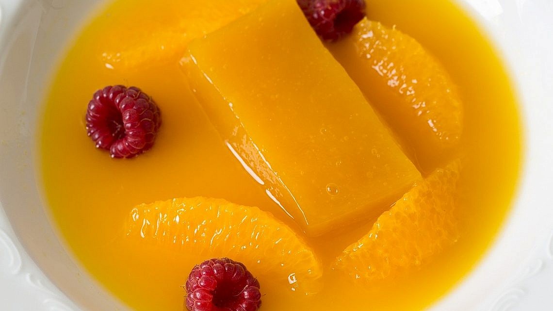 מרק פירות עם פודינג קוזו תפוזים של אורנה ואלה. צילום: בועז לביא