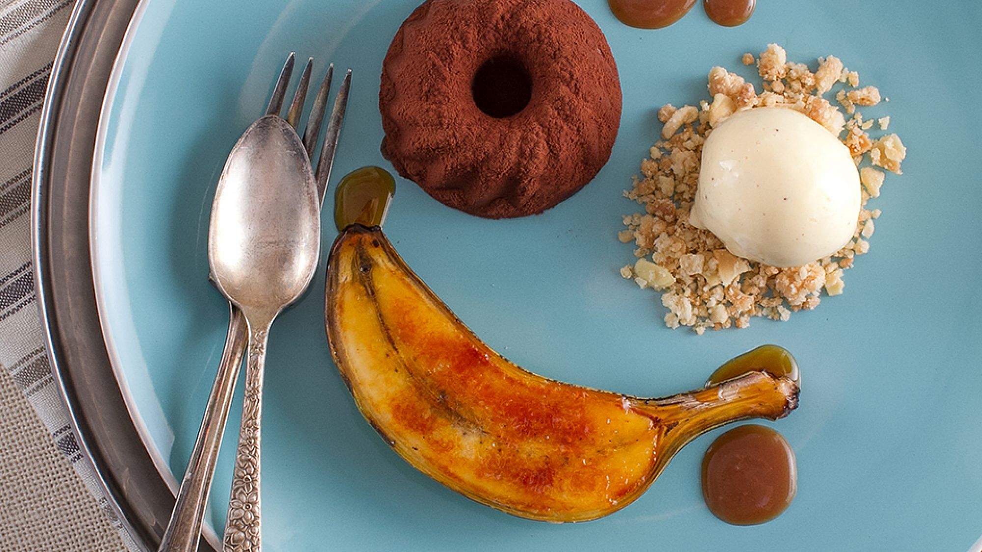 מרקיז שוקולד עם שטרויזל אגוזי לוז ובננה ברולה של שף אילן חפץ. צילום: אנטולי מיכאלו. סטיילינג: נעה קנריק