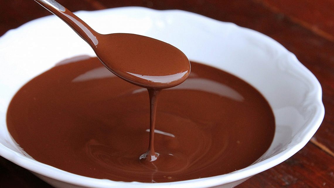 רוטב שוקולד ודבש של שפית הילה יבניאלי-בוכריס. צילום: shutterstock