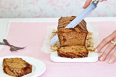 עוגה בחושה עם טחינה, סילאן ותמרים של מירי "מתוקה" ארזי. צילום: שרית גופן