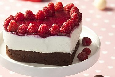 עוגת לב שוקולד וגבינה עם פטל או תותים של קונדיטורית נטע דביר. צילום: דניאל לילה. סטיילינג: קרן ברק