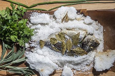 דג לברק בשכבת מלח גס של מסימיליאנו די מתאו. צילום: רמי זרנגר