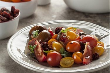 סלט עגבניות שרי שונות ובלסמי של שף מורן לידור. צילום: אפיק גבאי. סטיילינג: מורן לידור