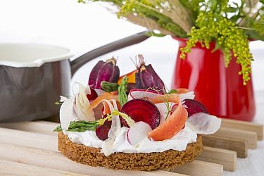 קיש ירקות טריים של שף קונדיטור ליאור שטייגמן. צילום: שירן כרמל