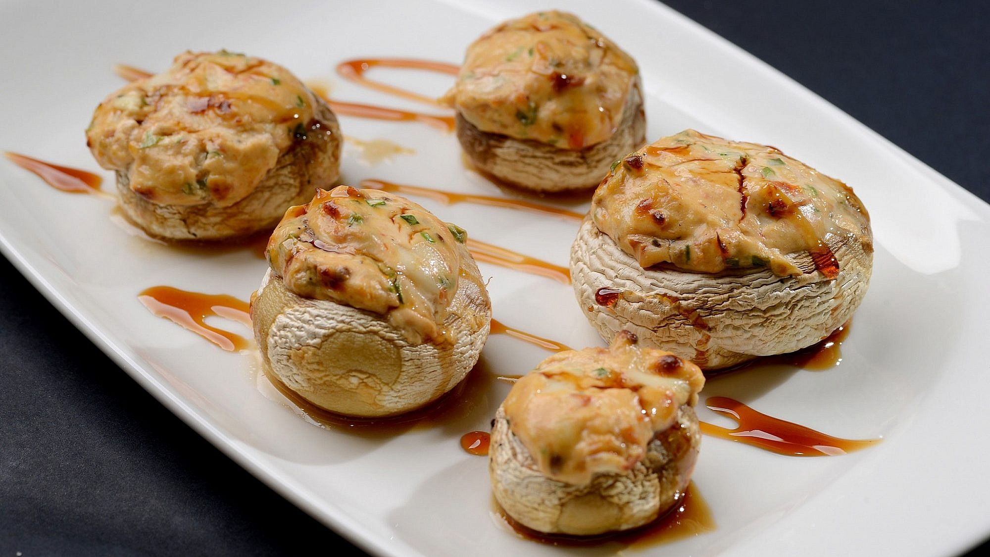 פטריות בתנור במילוי גבינות של שף רם ענתבי. צילום: רן בירן