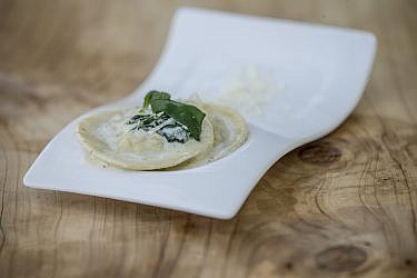 רביולי חלמונים במילוי גבינה ופטריות של מאיר ברבי. צילום: רמי זרנגר