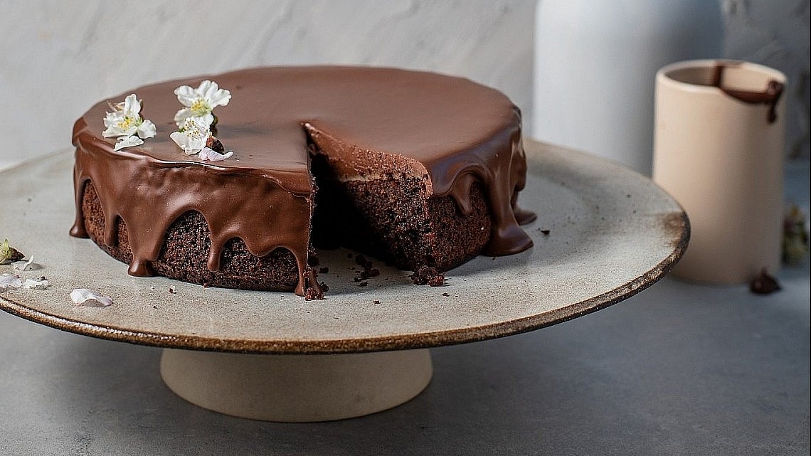 עוגת שוקולד, שקדים, שמן זית ומרציפן של רינת צדוק. צילום: שני בריל