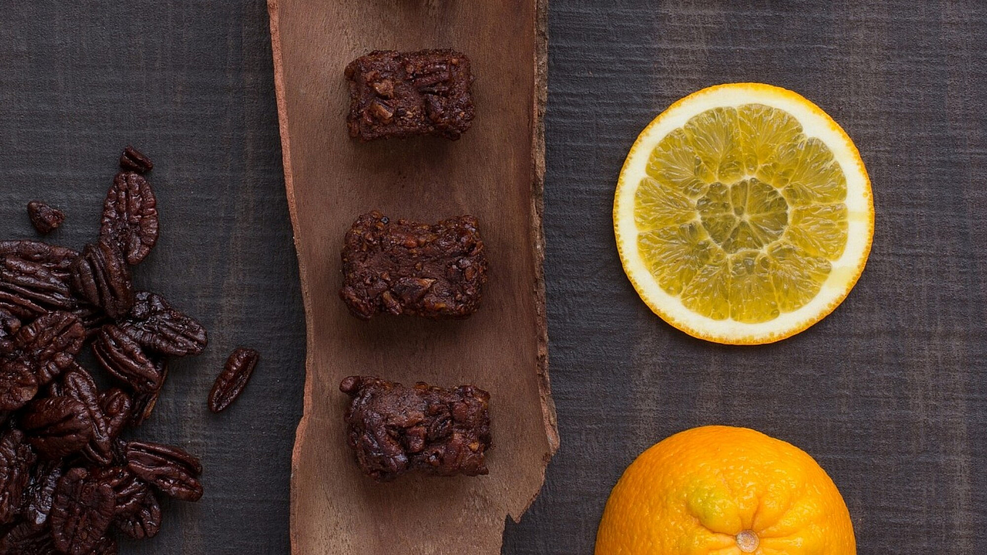 קוביות שוקולד תפוז של הקונדיטור גל קזס. צילום: אייל ג'מילי, סטודיו Food־Foo. סטיילינג: שני הולצקר