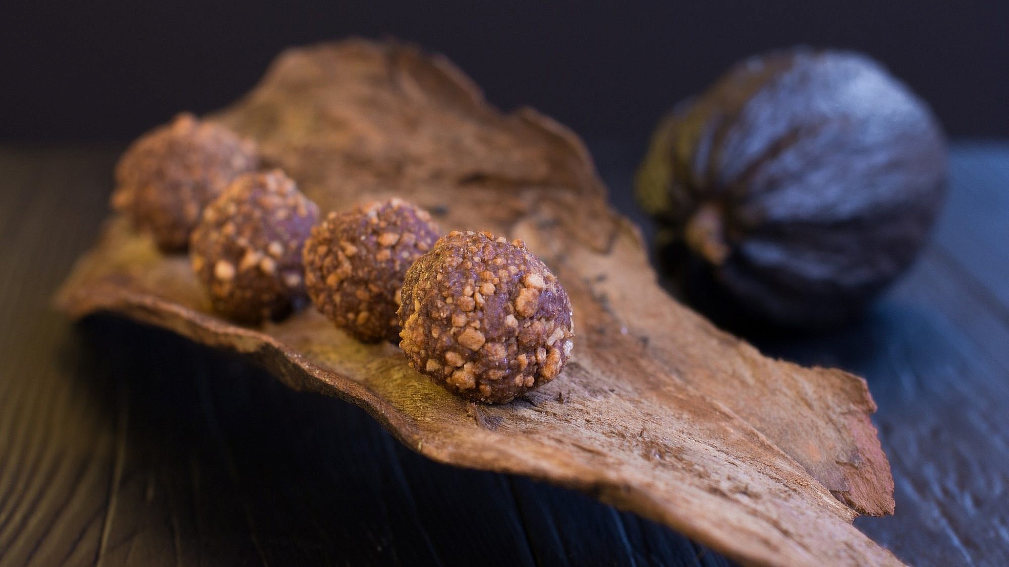 כדורי שוקולד פרלינה בגוון מלוח של הקונדיטור גל קזס. צילום: אייל ג'מילי, סטודיו Food־Foo. סטיילינג: שני הולצקר