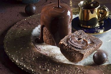 פונדנט שוקולד ממולא בכדור לינדור של הקונדיטורית נטע דביר. צילום: אנטולי מיכאלו. סטיילינג: קרן ברק