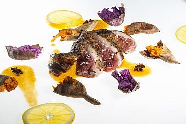 חזה אווז צלוי עם בטטות, רוטב תפוזים ואניס של שף אוראל קימחי. צילום: אנטולי מיכאלו