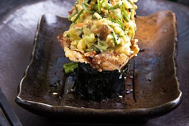 אינארי צמחוני - כיסני טופו ממולאים באורז וירקות של שפית אקיקו בן צבי. צילום: שרית גופן. סטיילינג: נועה קנריק