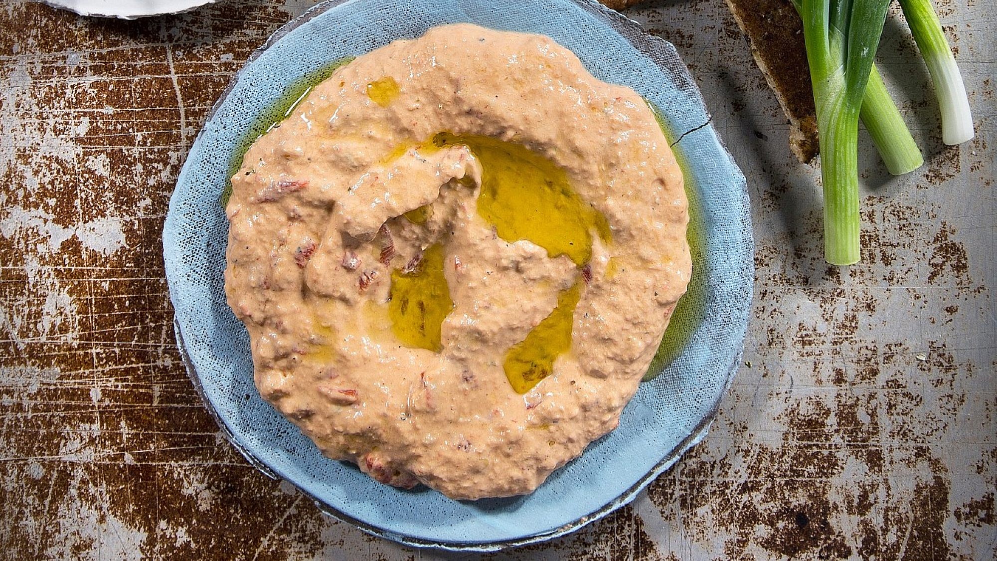 טירוקפטרי - ממרח גבינה ופלפלים חריף של שף אליאב גולדנברג. צילום: שרית גופן
