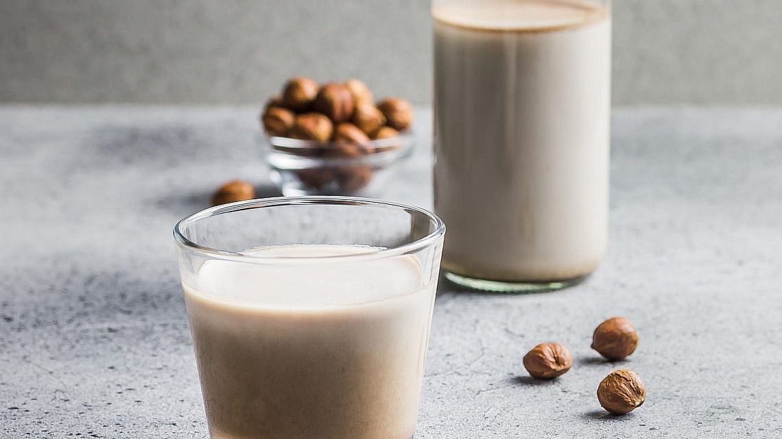 חלב  אגוזי לוז של מרב הלפרין. צילום: shuttetstock