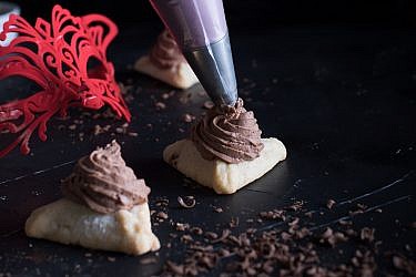 מילוי מוס שוקולד עם פרלין נוגט של שף יניב עדן. צילום: נמרוד סונדרס