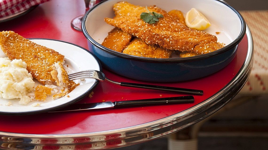 שניצל דג עם פירה תפוחי אדמה של שף אמיר מרקוביץ'. צילום: דניאל לילה. סטיילינג: קרן ברק