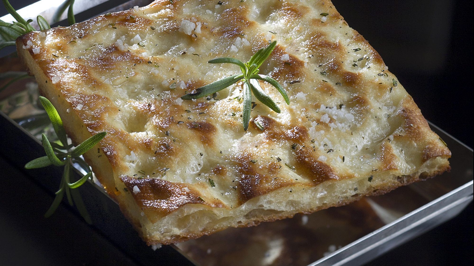 פוקצ'ה רוזמרין עם הרבה שמן זית של שף משה שגב. צילום: אנטולי מיכאלו