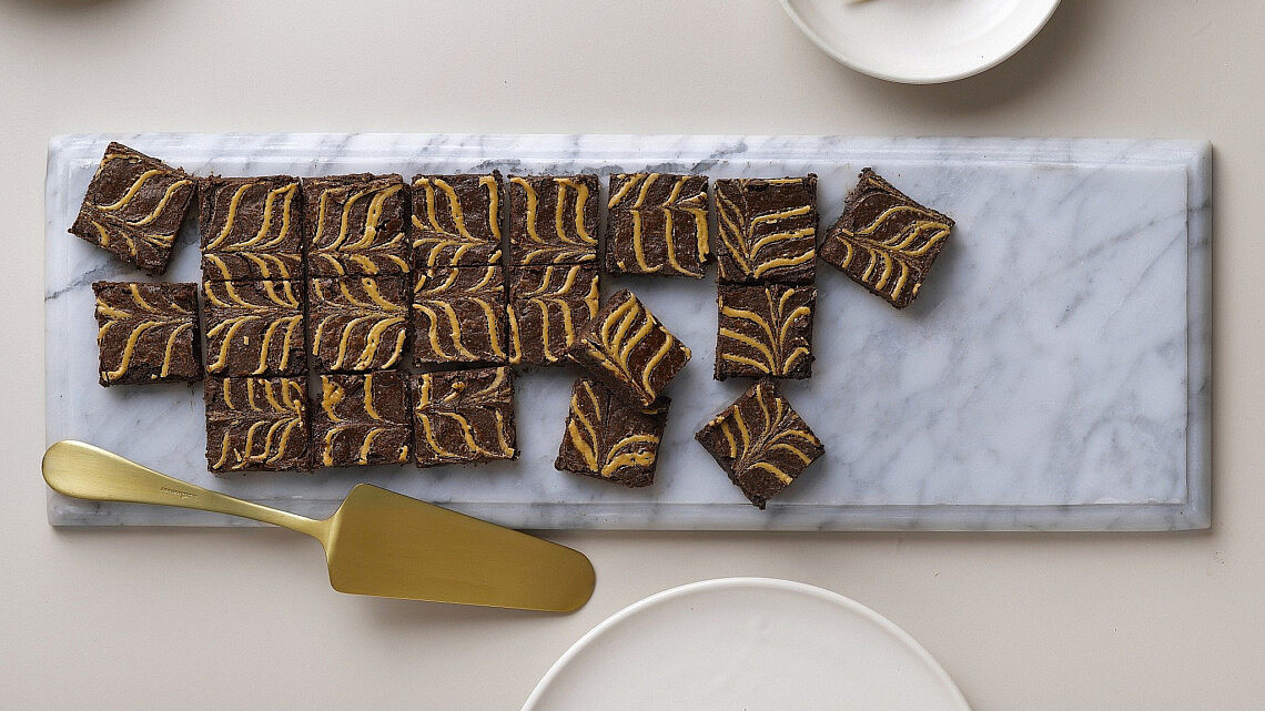 בראוניז שוקולד וחמאת בוטנים של שף-קונדיטורית סאני דרעי. צילום: רונן מנגן. סטיילינג: עמית פרבר; כלי קרמיקה: סטודיו NOW POTTERY