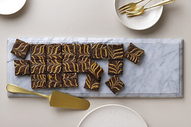 בראוניז שוקולד וחמאת בוטנים של שף-קונדיטורית סאני דרעי. צילום: רונן מנגן. סטיילינג: עמית פרבר; כלי קרמיקה: סטודיו NOW POTTERY