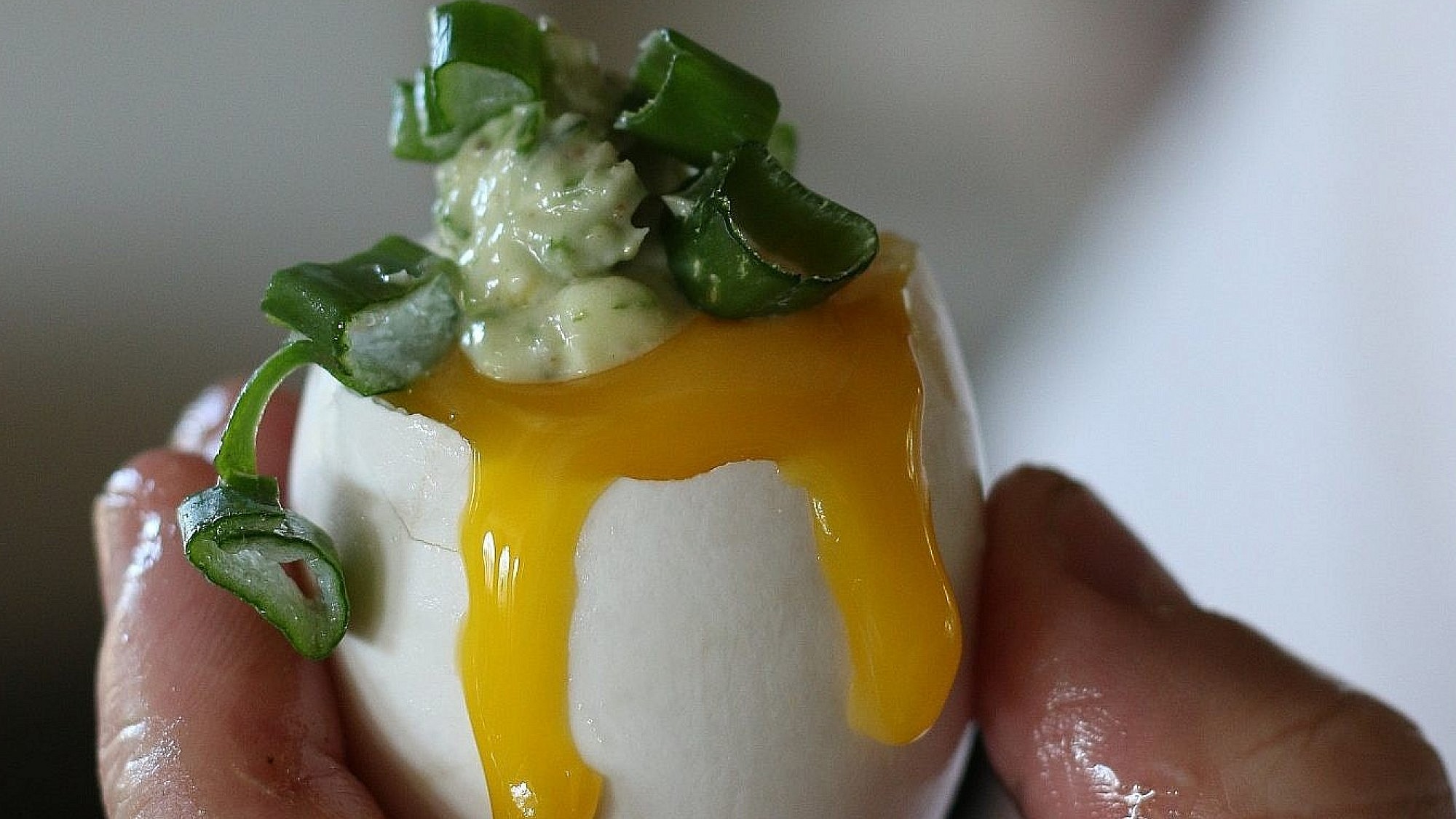 ביצים רכות בחמאת בצל ירוק של שף ארז קומרובסקי. צילום: מתן שופן