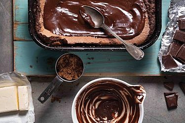 עוגת שוקולד בקערה אחת של מאיה דרין. צילום: דניאל לילה. סטיילינג: אוריה גבע